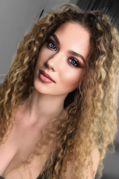 Soft bronze glow event makeup with natural radiance and bronze tones in Chicago