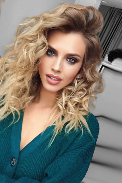 Glam waves event makeup with radiant glow and voluminous curls in Chicago