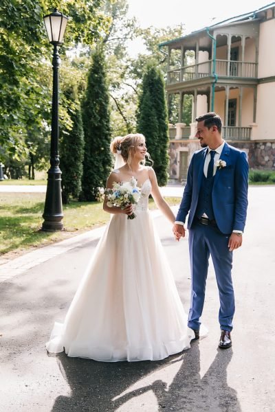 Romantic bridal makeup and hair for outdoor wedding in Chicago – soft curls, glowing skin and light veil by ABC Face